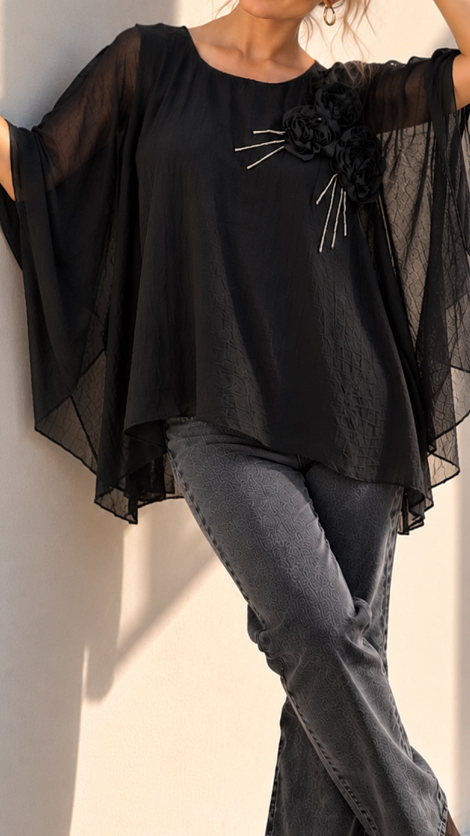 Blusa de gasa con aplicación de flor color negro / Avance de Temporada