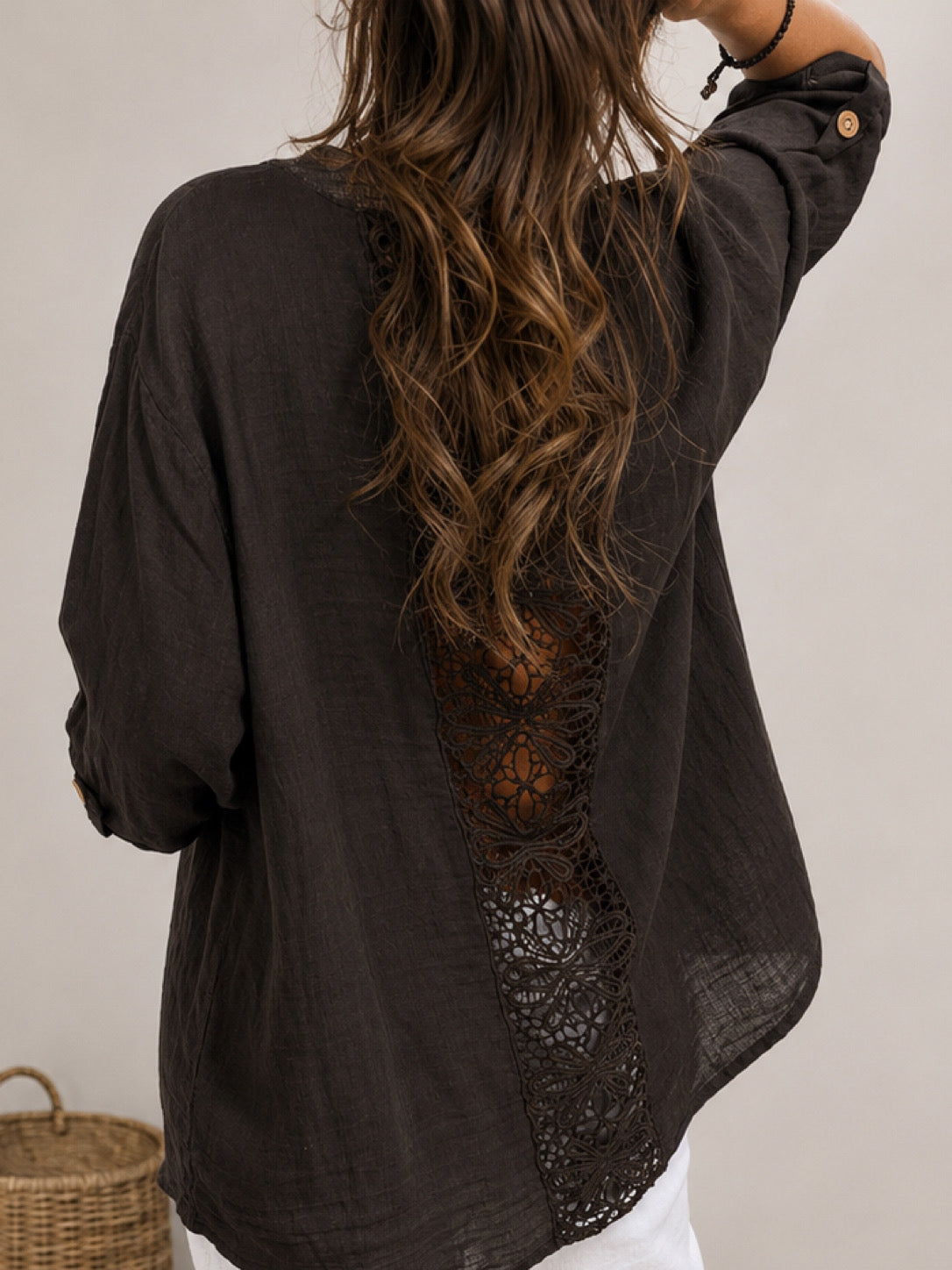 Blusa de lino café con borde de brillo y calado en espalda (Italiana 🇮🇹) / Avance de Temporada
