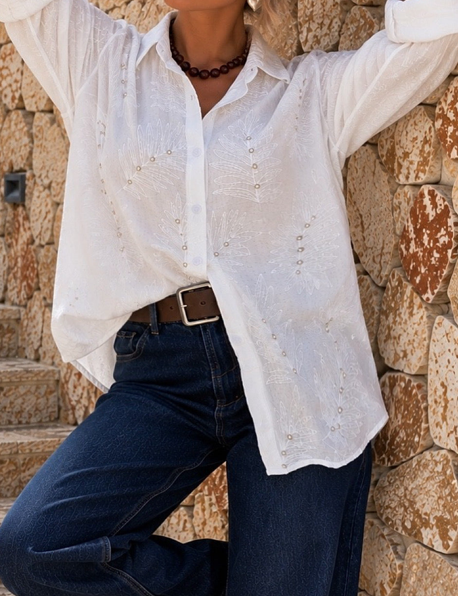 Blusa blanca con bordados y aplicaciones de brillos / Avance de Temporada