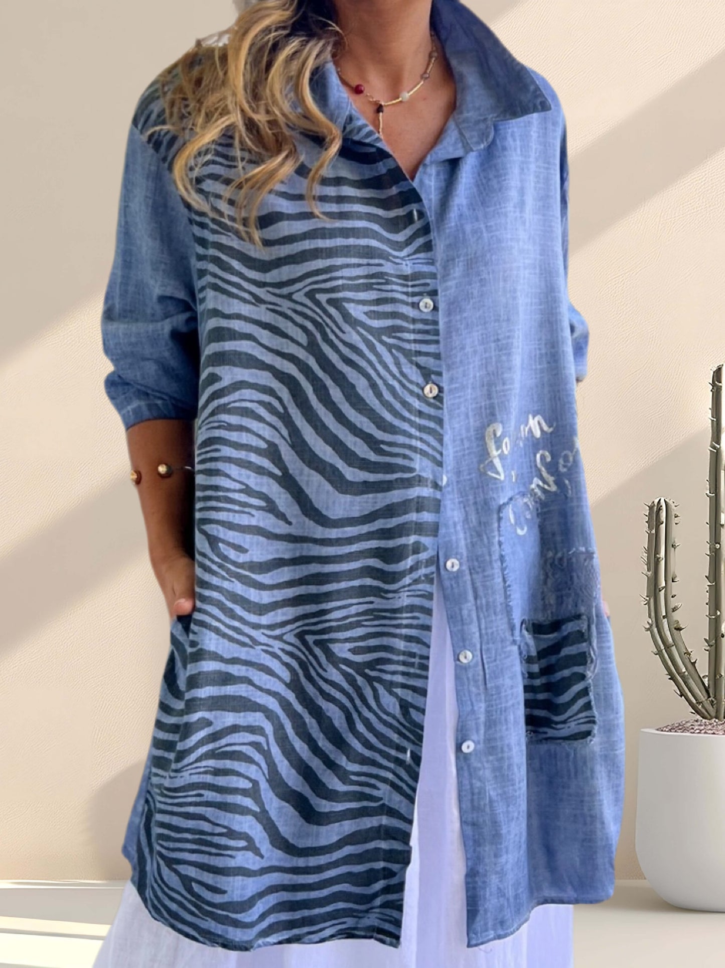 Blusa animal print con aplicaciones color azul jeans