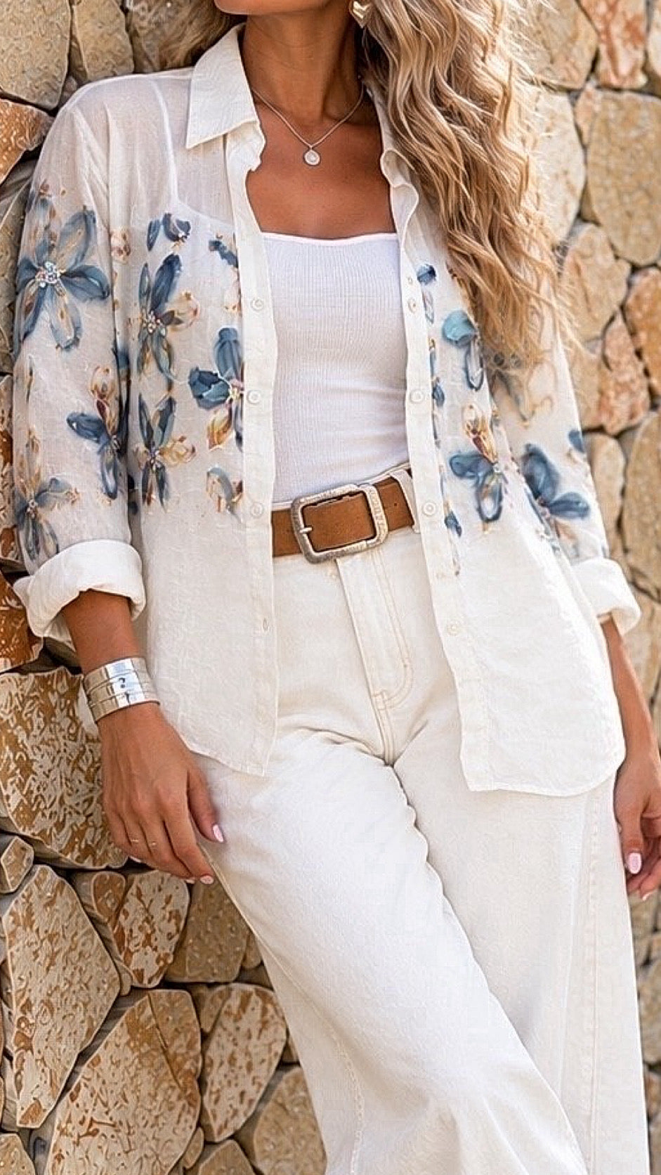 Camisa blanca aplicaciones flores / Avance de Temporada
