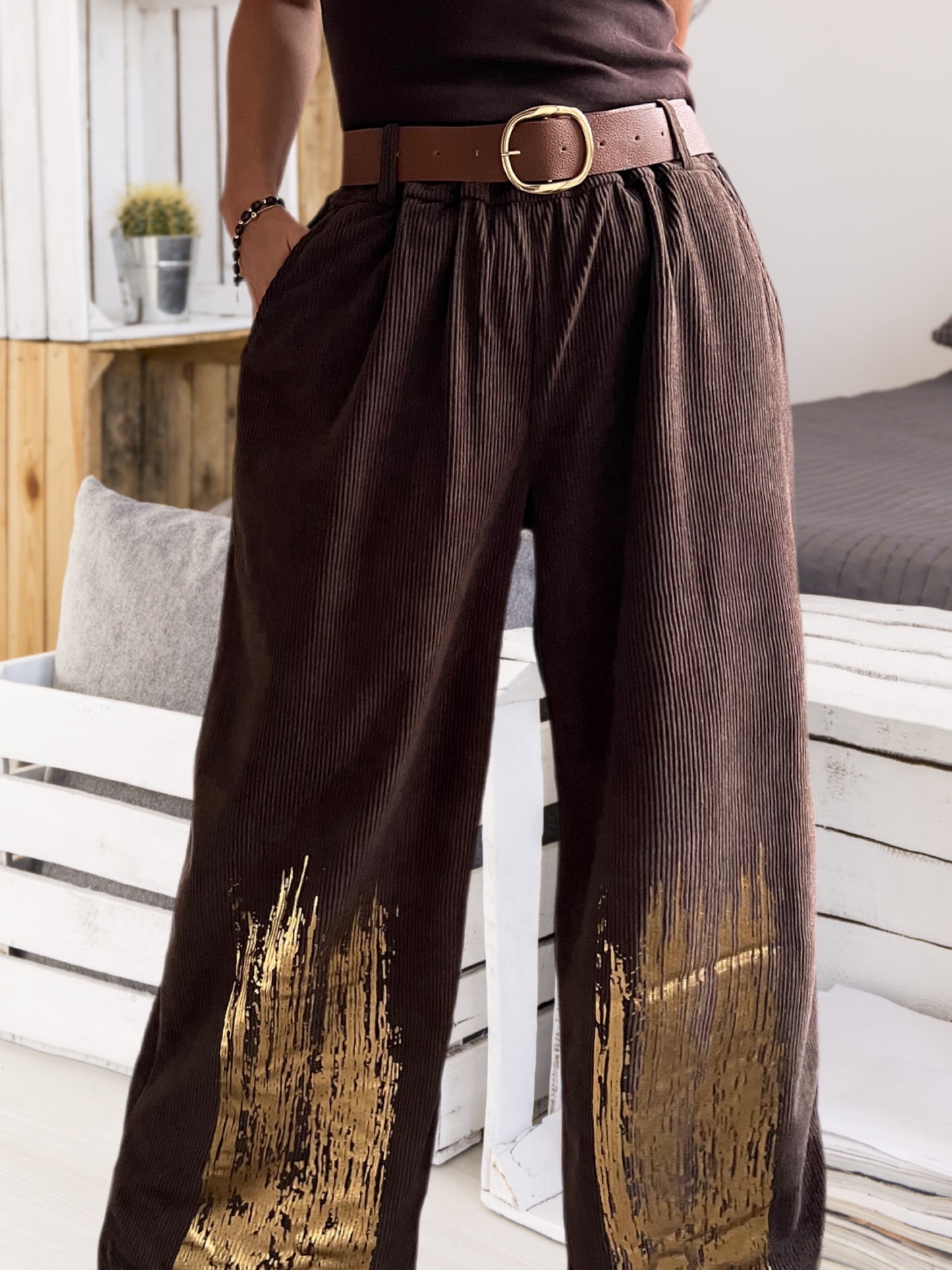 Pantalón cotelé café con aplicación