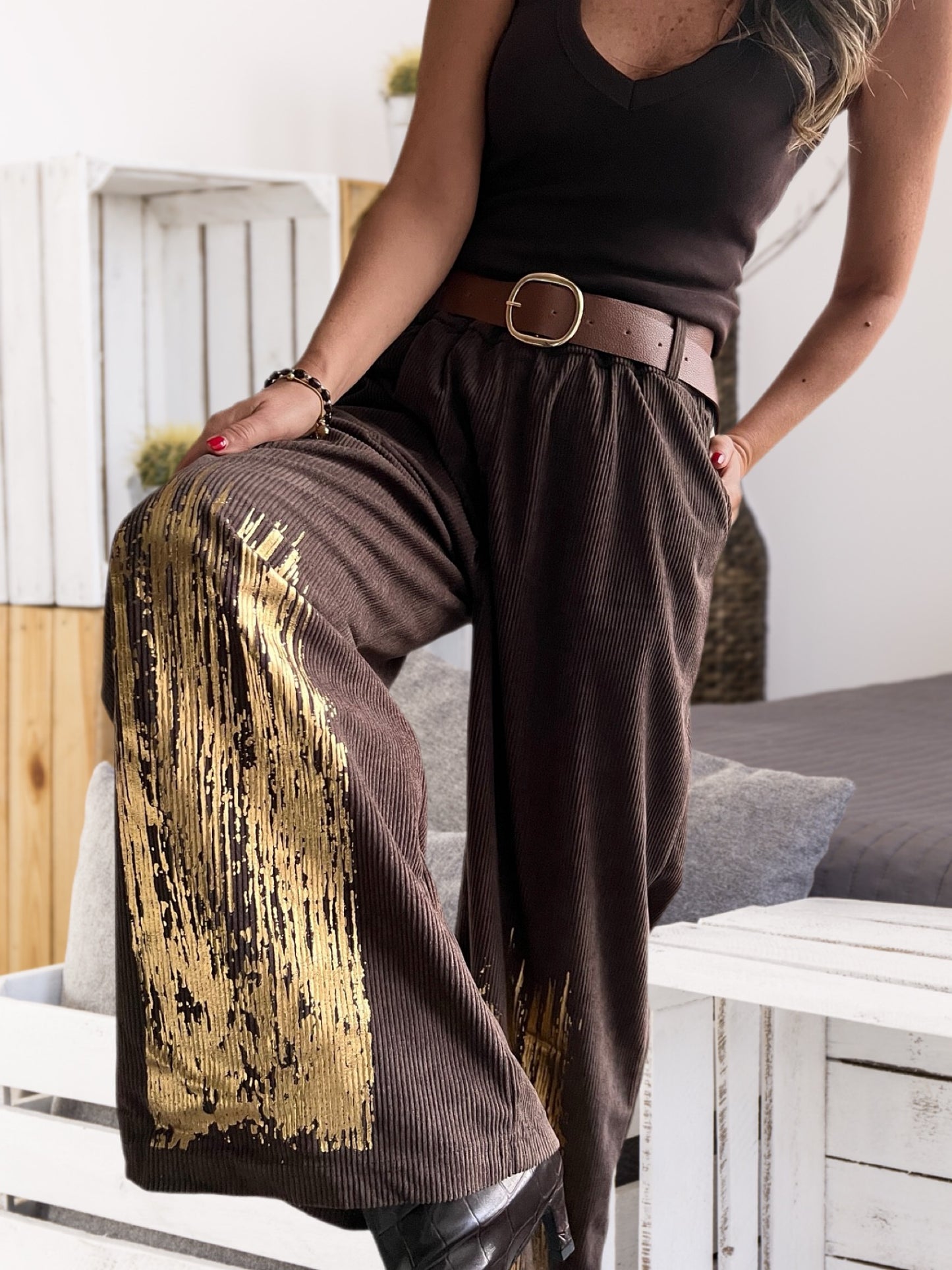 Pantalón cotelé café con aplicación