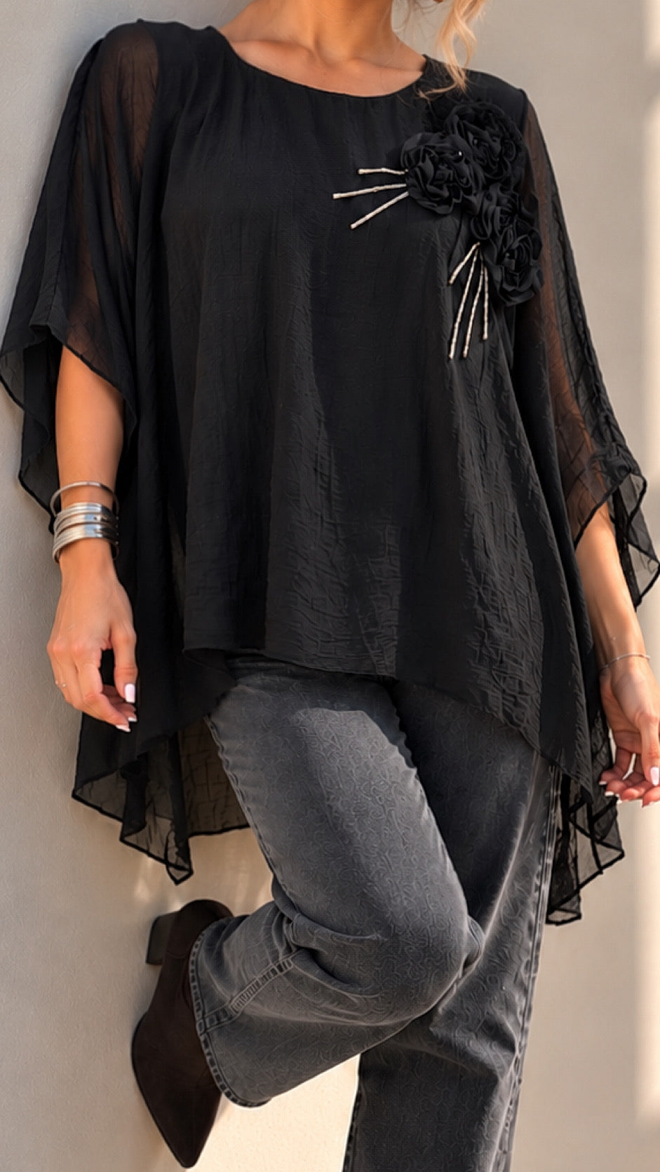 Blusa de gasa con aplicación de flor color negro / Avance de Temporada