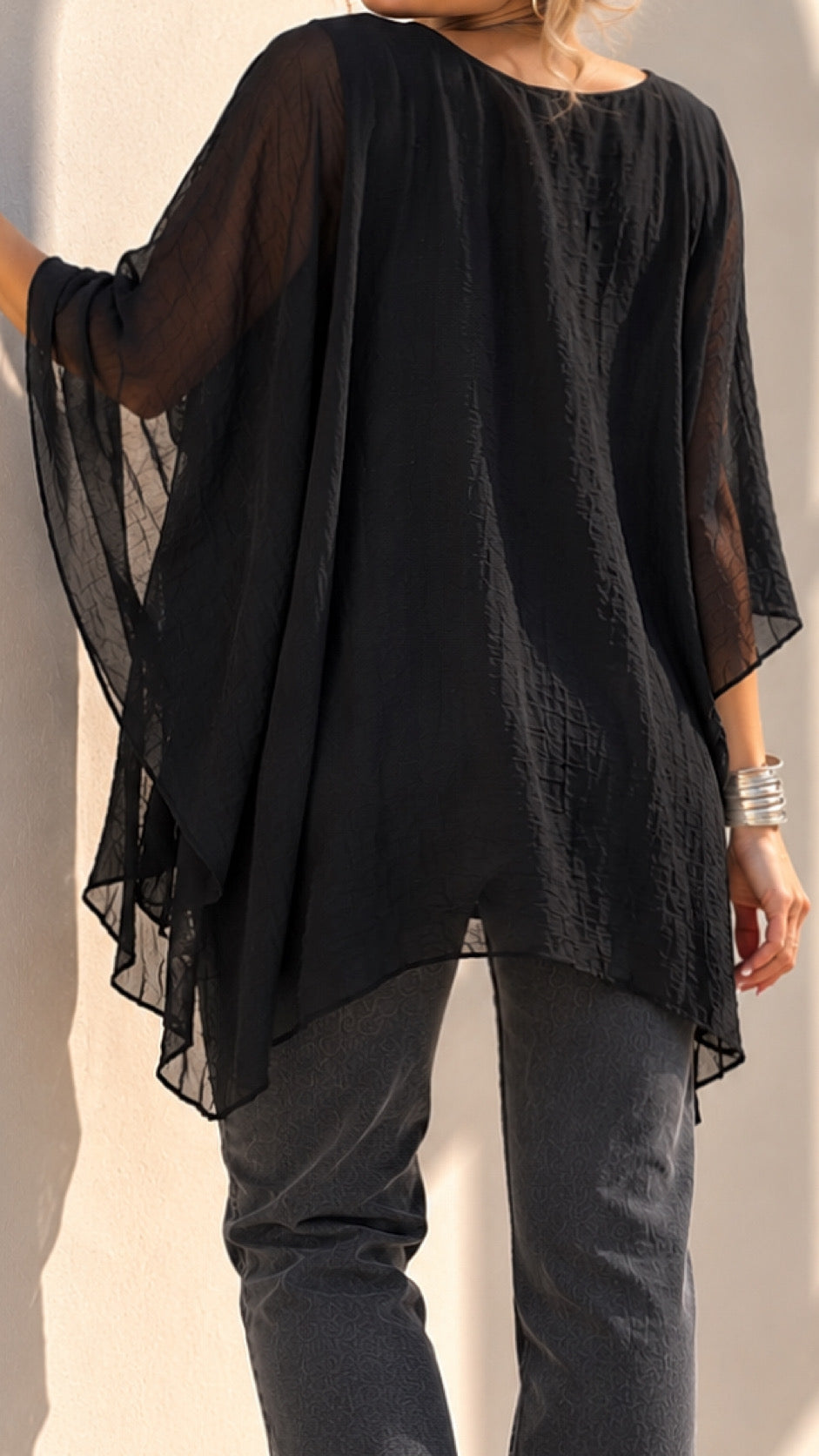 Blusa de gasa con aplicación de flor color negro / Avance de Temporada