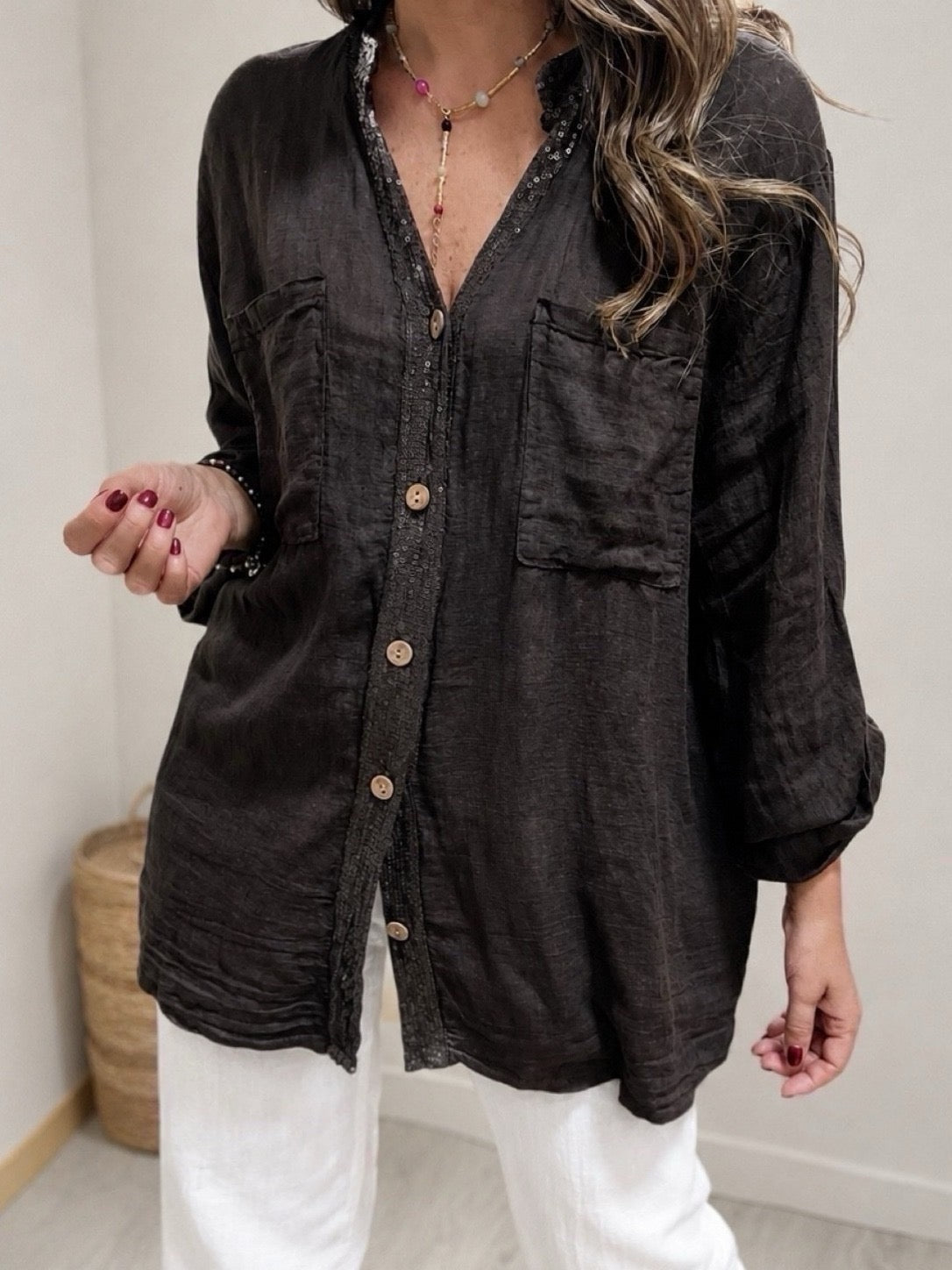 Blusa de lino café con borde de brillo y calado en espalda (Italiana 🇮🇹) / Avance de Temporada