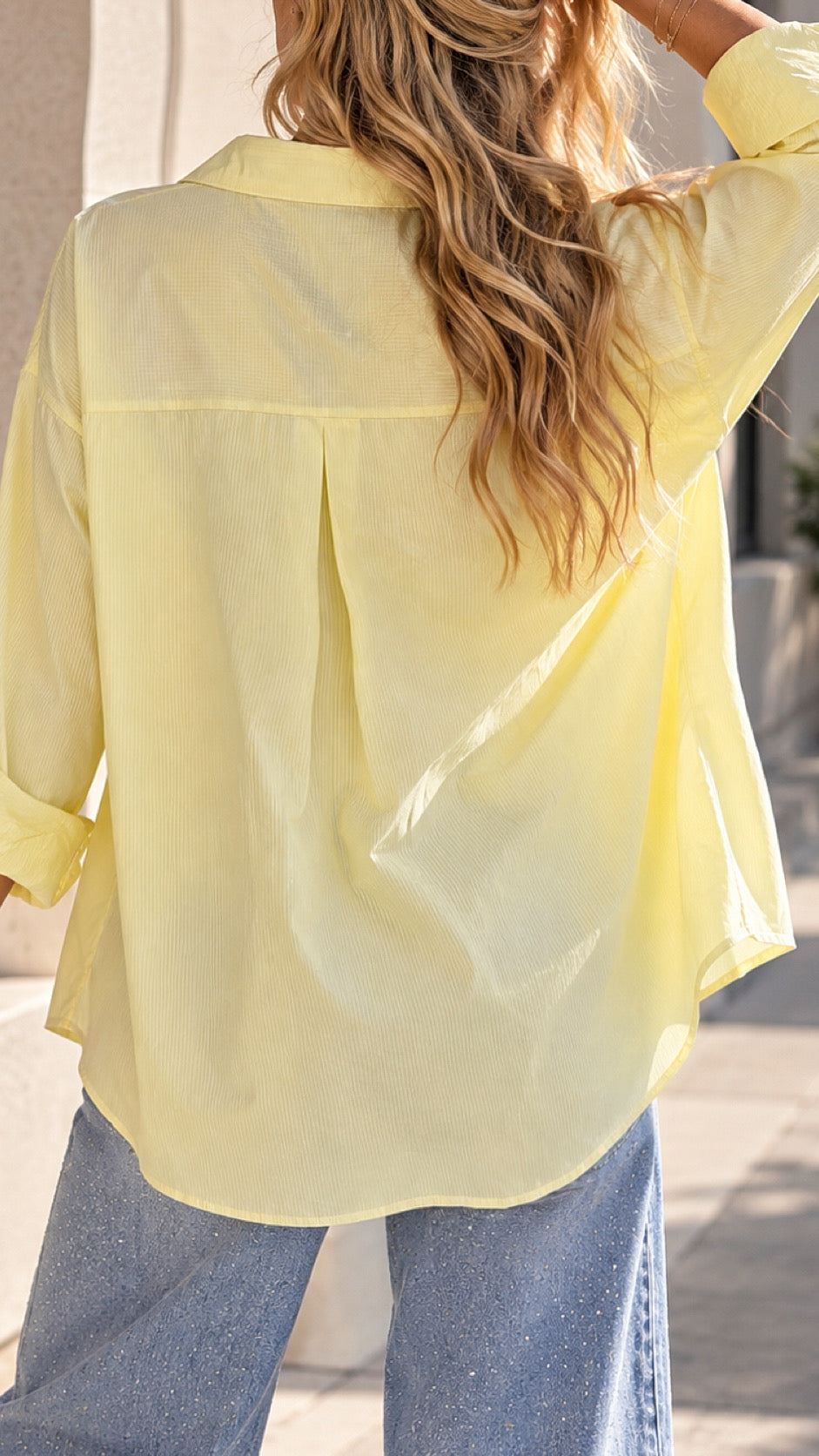 Camisa amarilla con aplicaciones y delgadas franjas blancas / Avance de Temporada