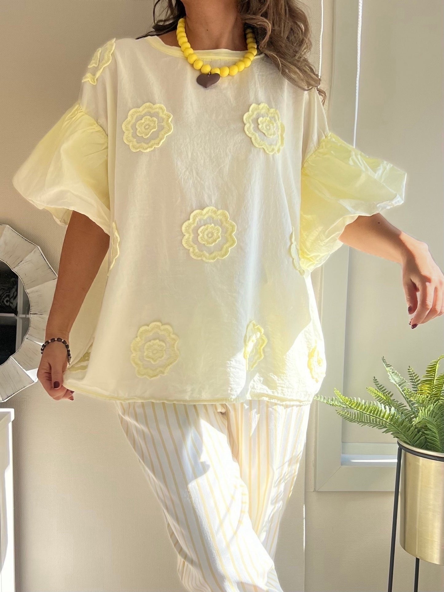 Polera relieve flor amarilla suave (Italiana 🇮🇹) / Avance de Temporada