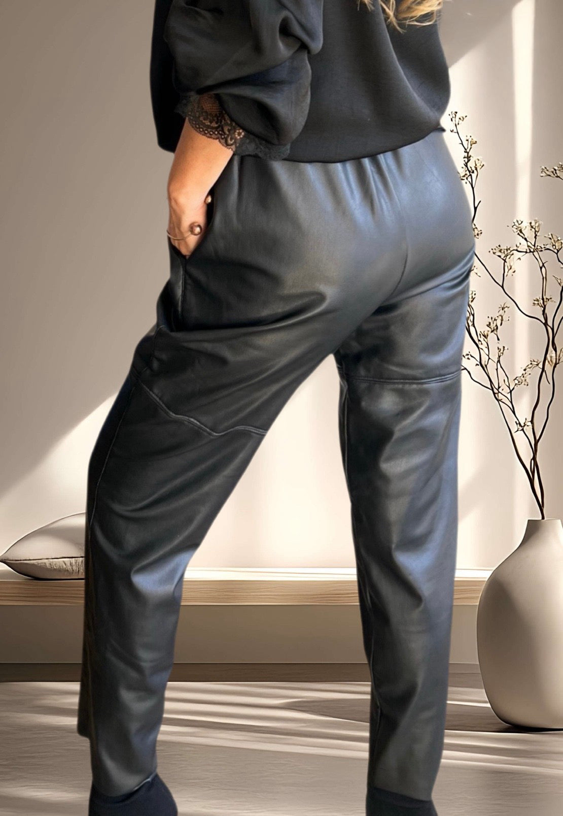 Pantalón ecocuero negro
