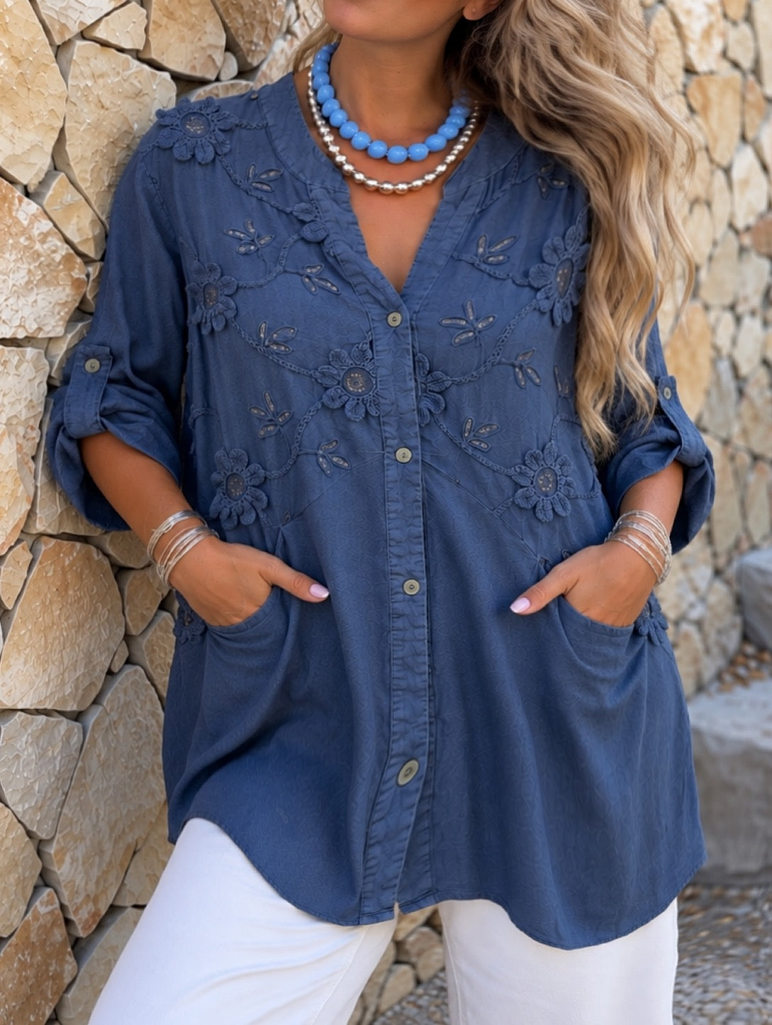 Blusón aplicación croché y suaves brillos color azul jeans / Avance de Temporada