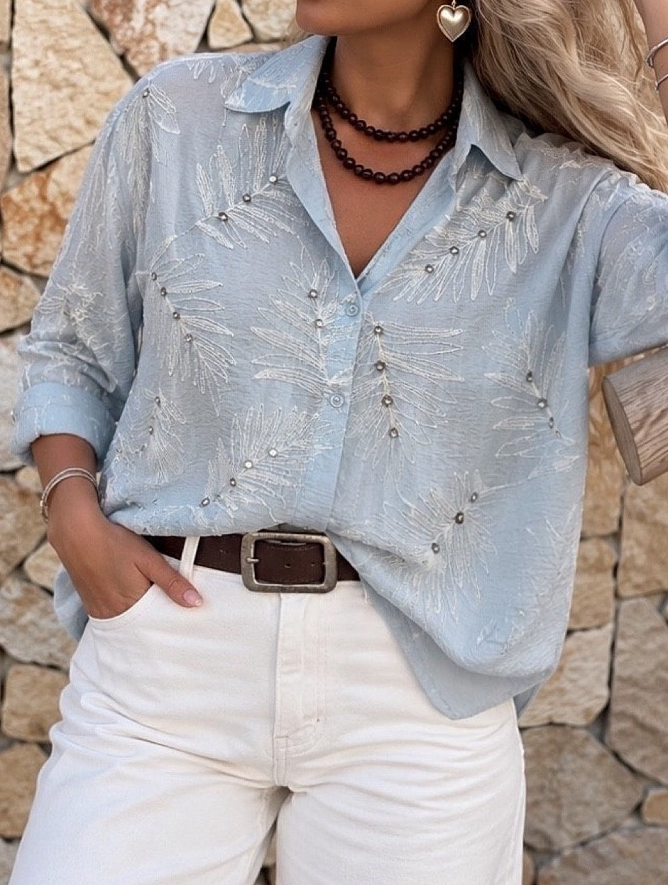 Blusa celeste claro con bordados y aplicaciones de brillo / Avance de Temporada