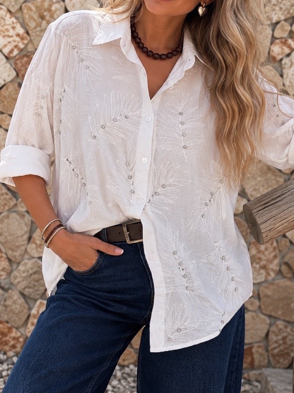 Blusa blanca con bordados y aplicaciones de brillos / Avance de Temporada
