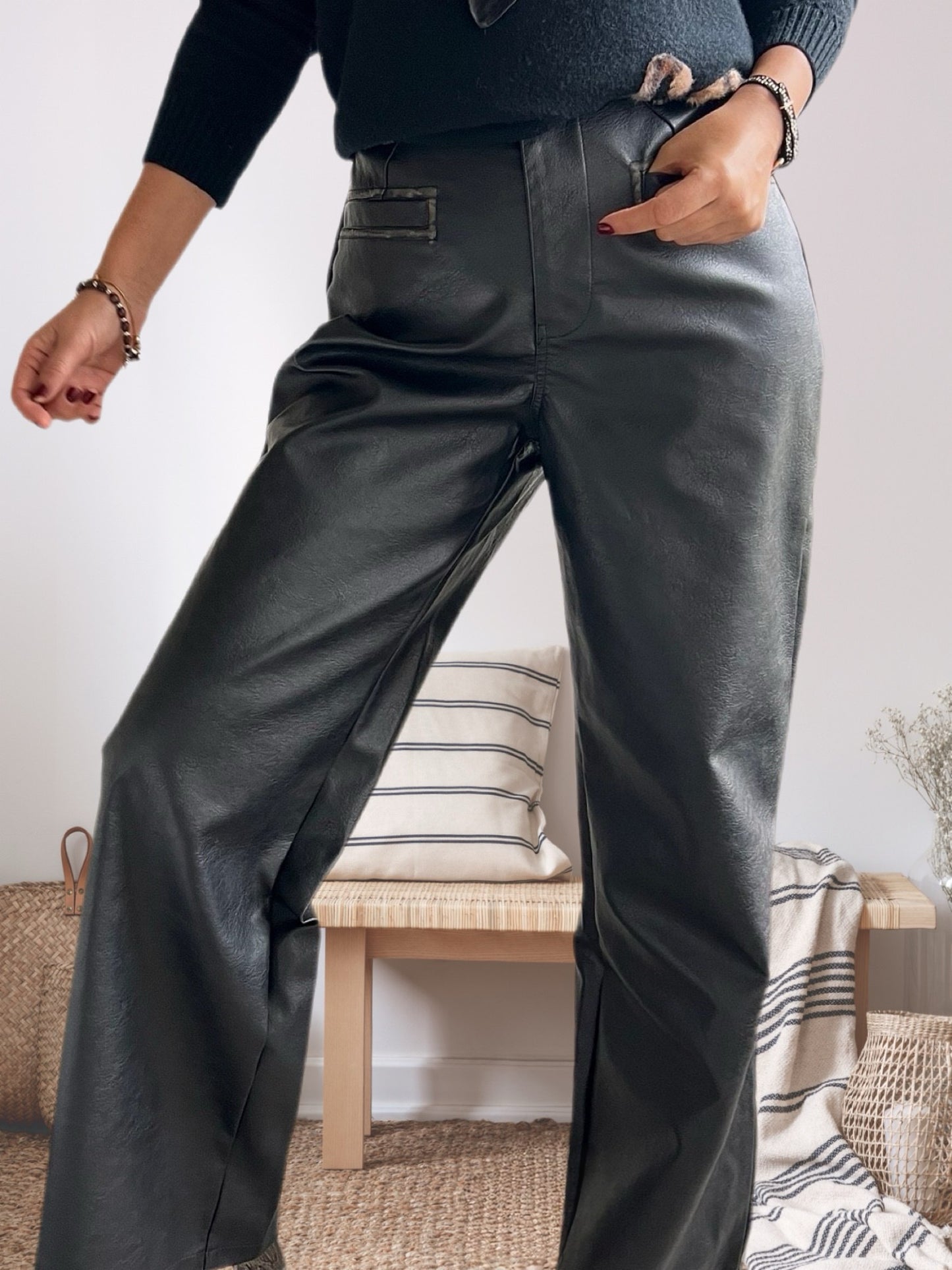 Pantalón ecocuero negro