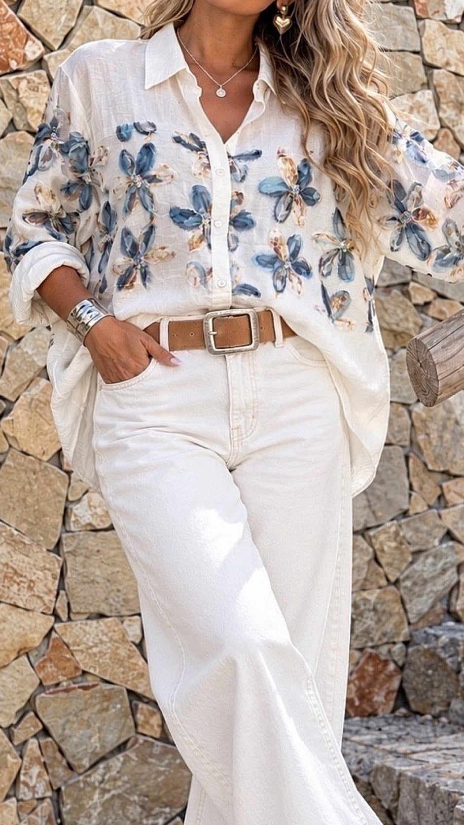 Camisa blanca aplicaciones flores / Avance de Temporada