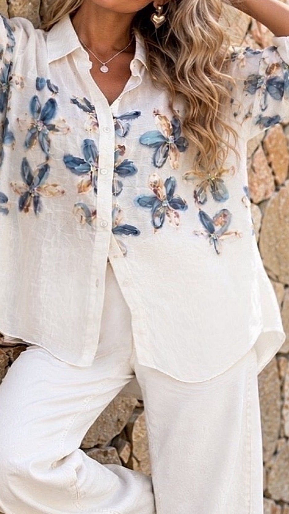 Camisa blanca aplicaciones flores / Avance de Temporada