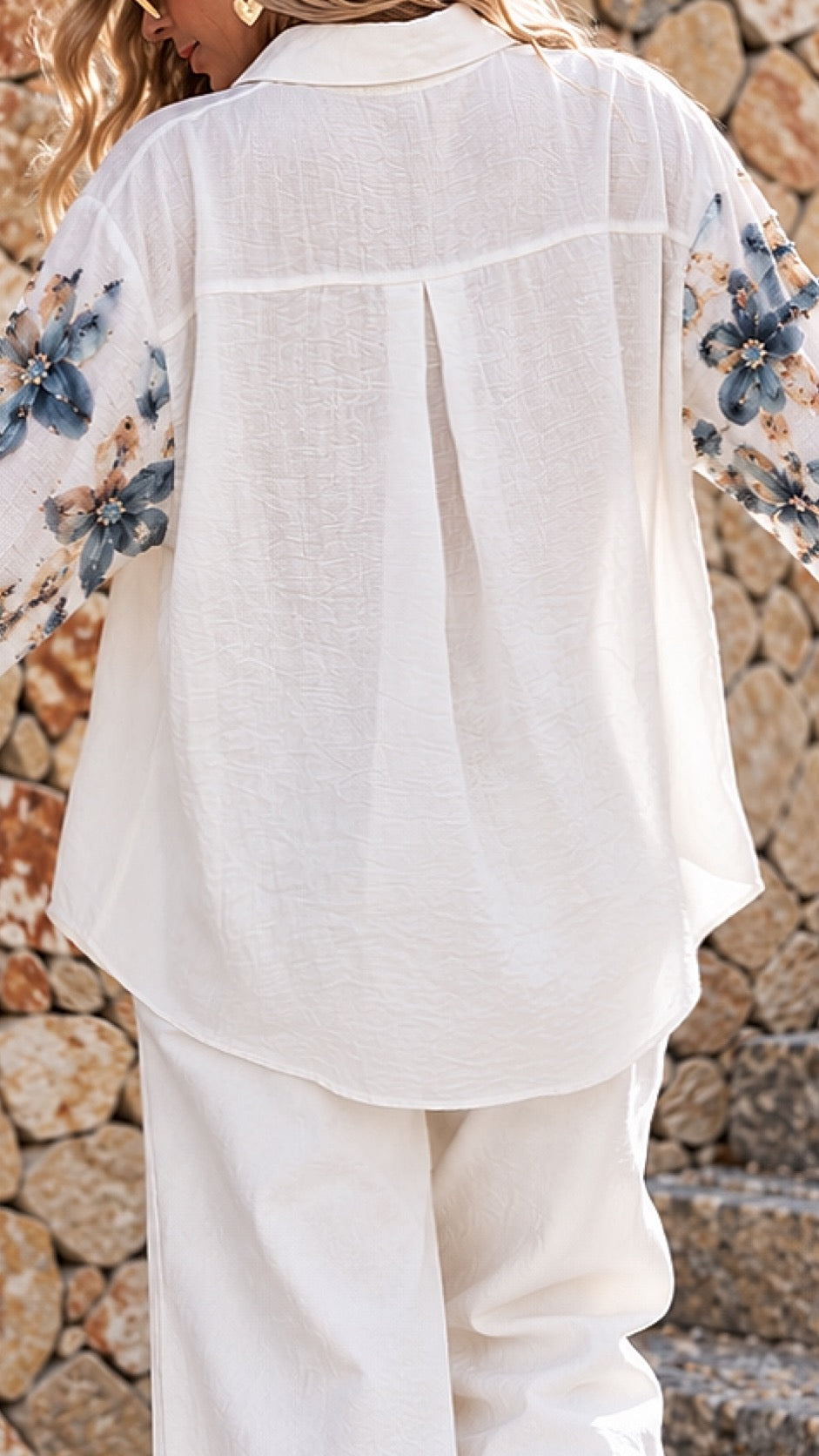 Camisa blanca aplicaciones flores / Avance de Temporada