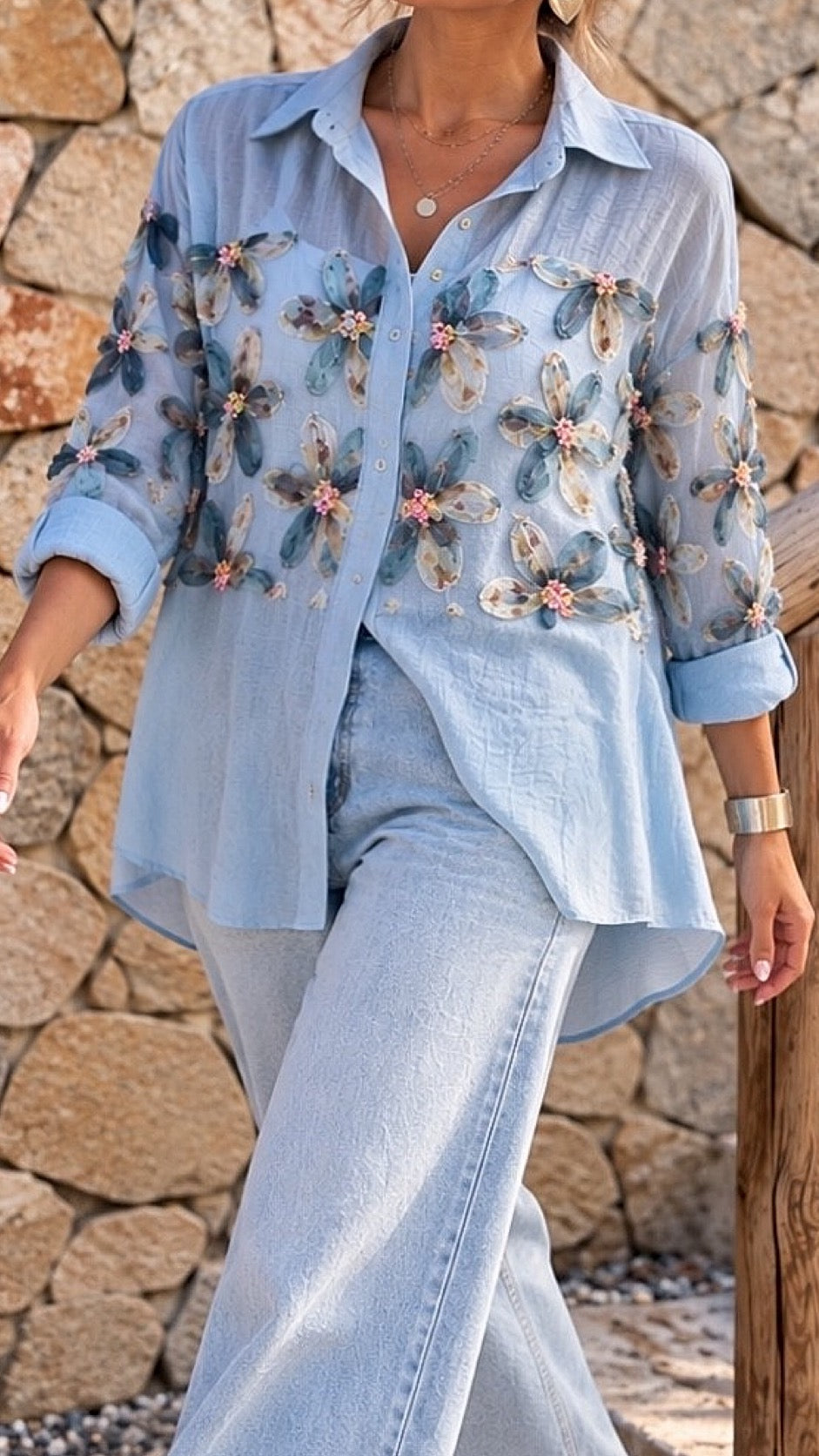 Camisa celeste aplicaciones flores / Avance de Temporada