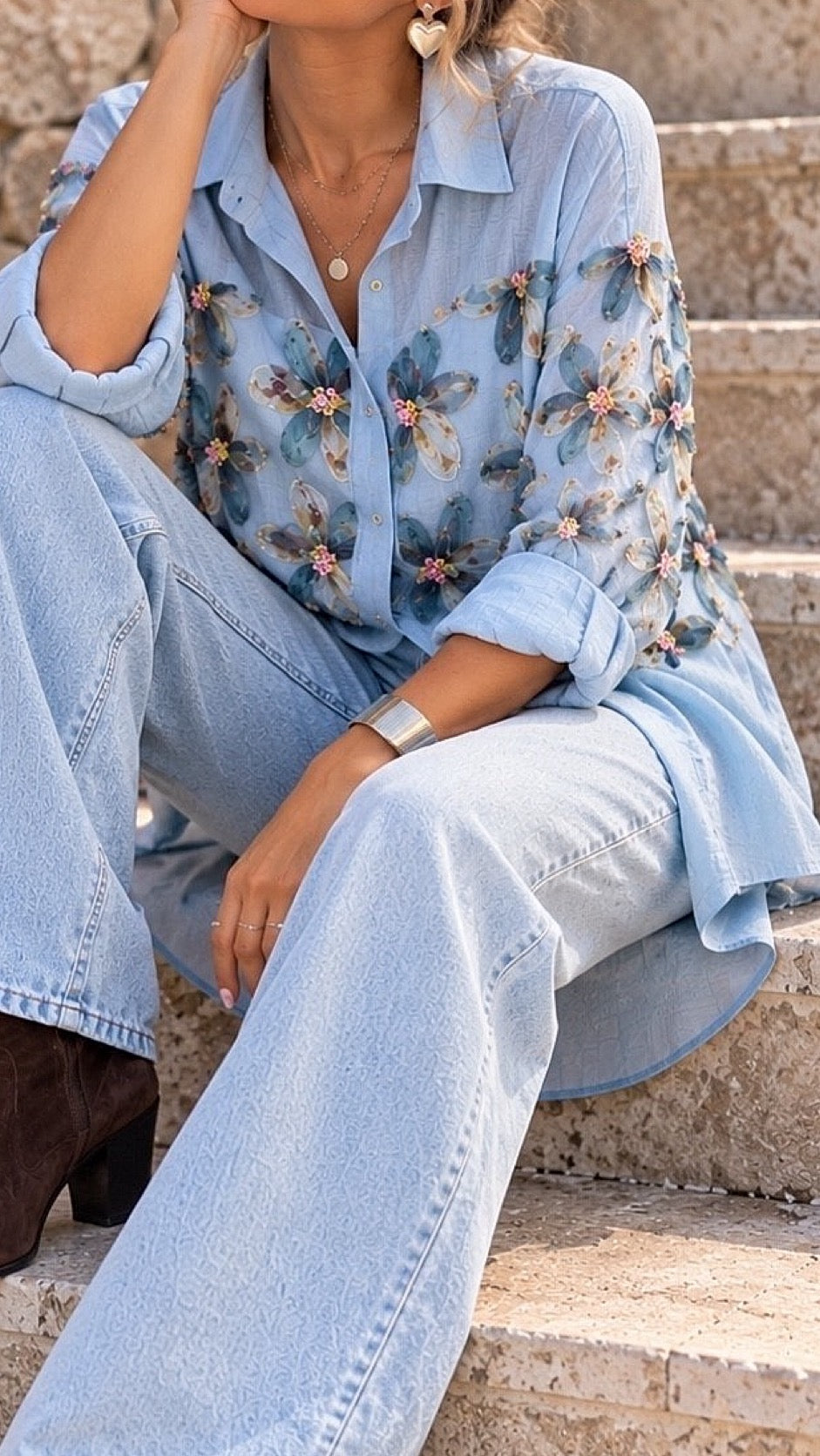 Camisa celeste aplicaciones flores / Avance de Temporada