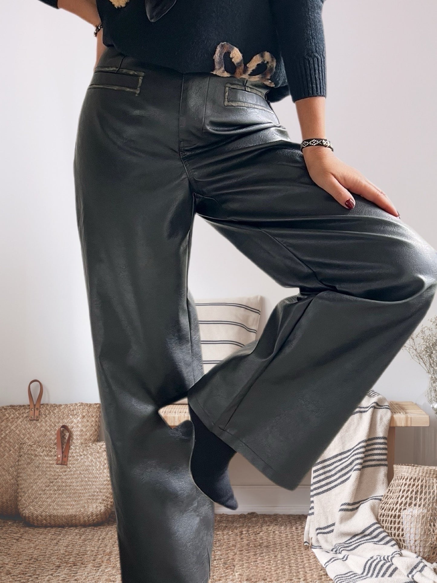 Pantalón ecocuero negro