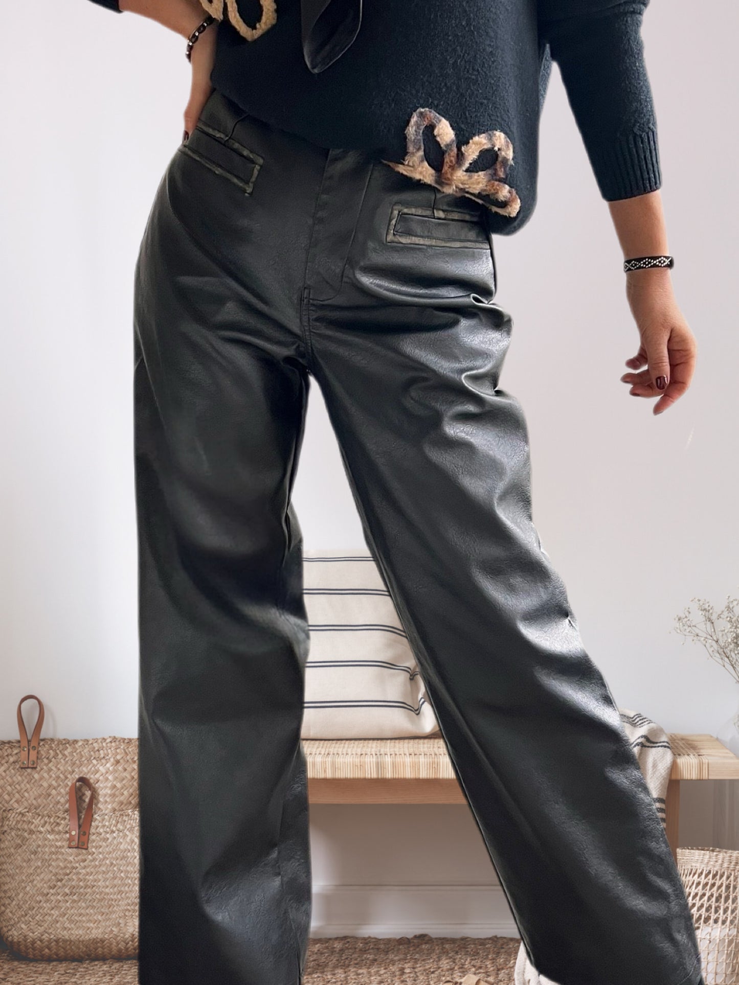 Pantalón ecocuero negro
