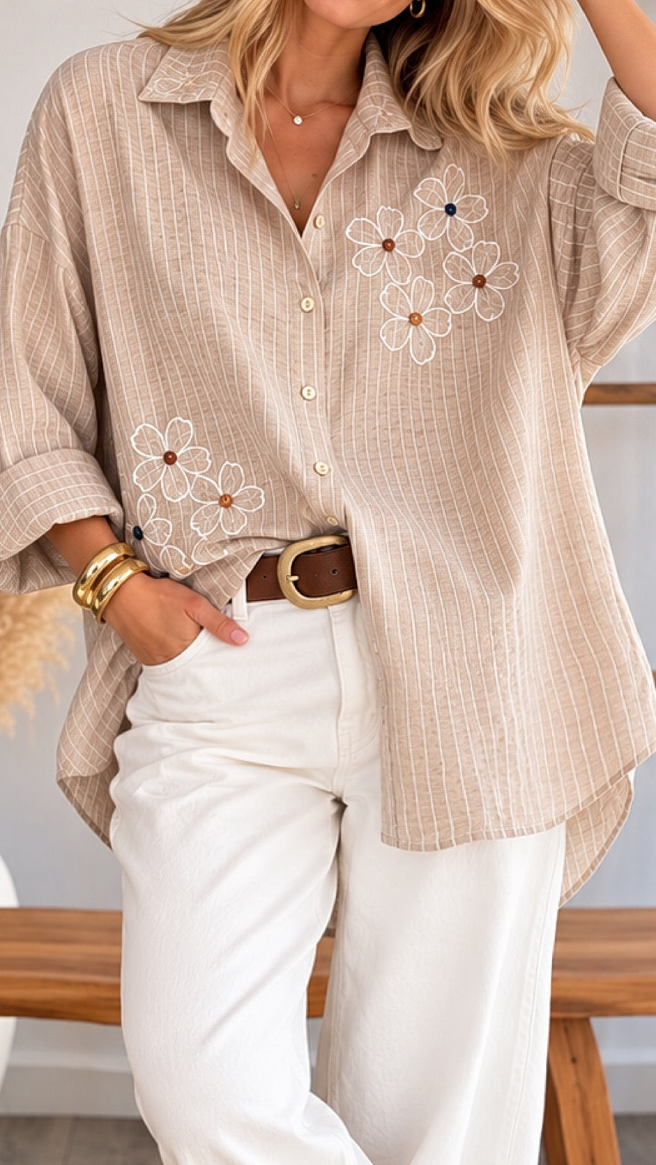 Blusón franjas y aplicación flor beige / Avance de Temporada