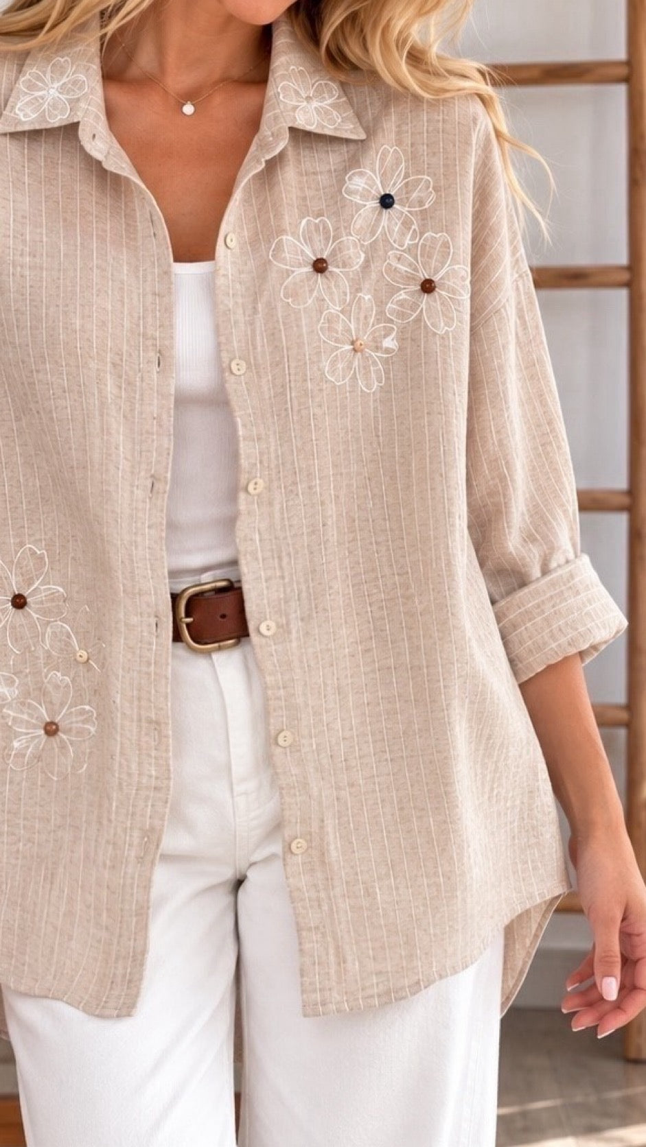Blusón franjas y aplicación flor beige / Avance de Temporada