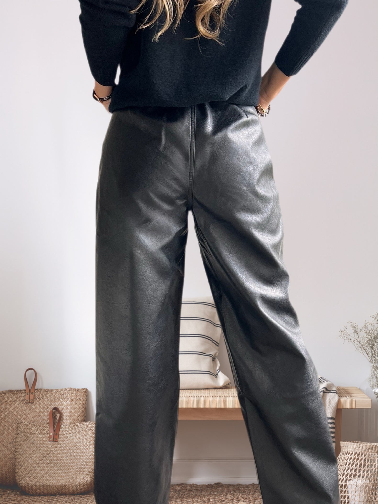 Pantalón ecocuero negro