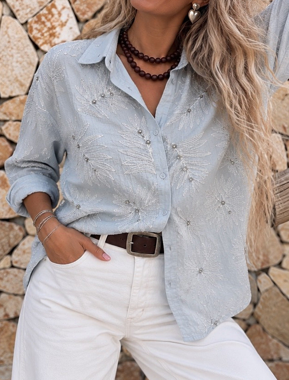 Blusa celeste claro con bordados y aplicaciones de brillo / Avance de Temporada