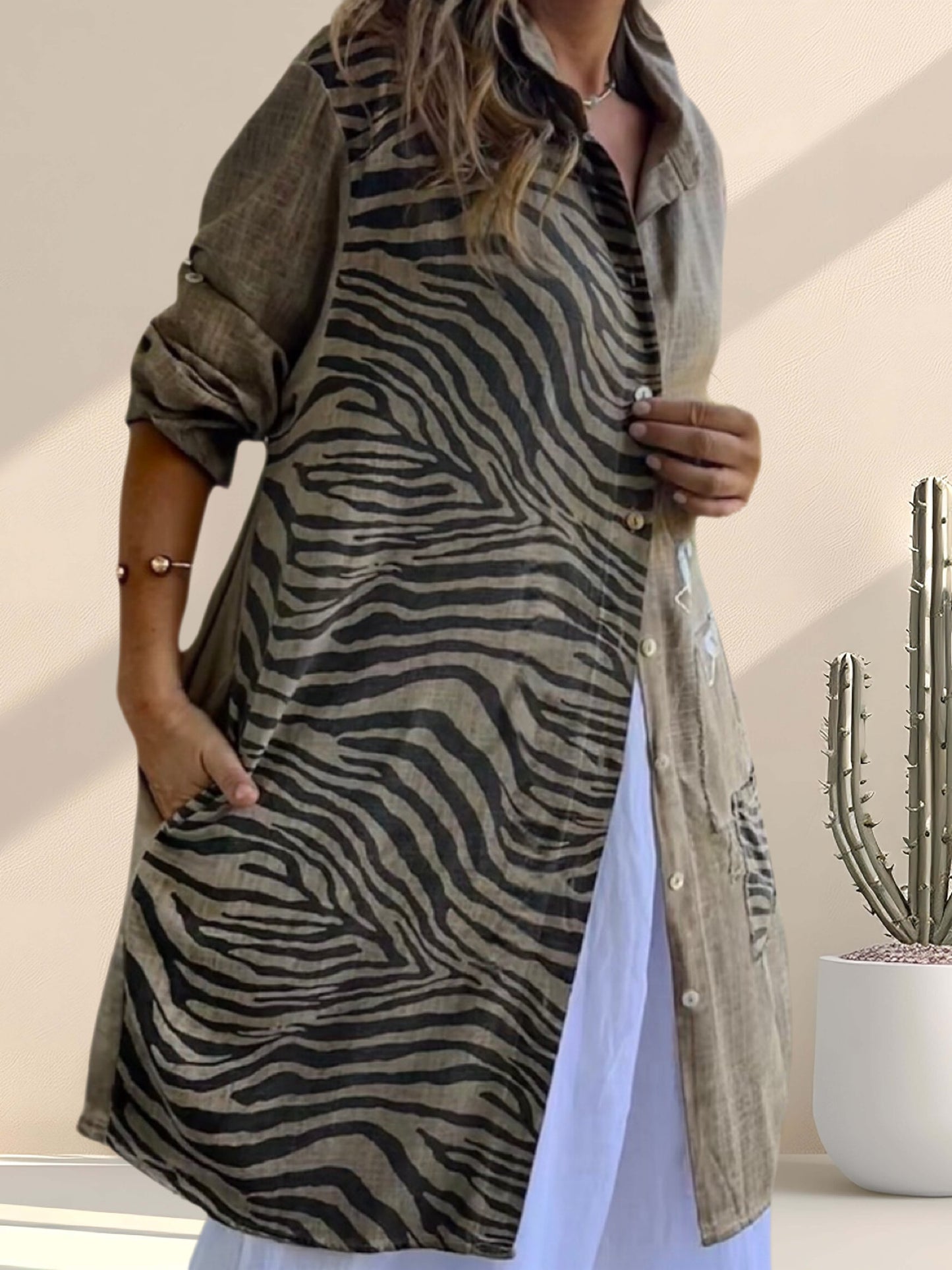 Blusa animal print con aplicaciones color beige