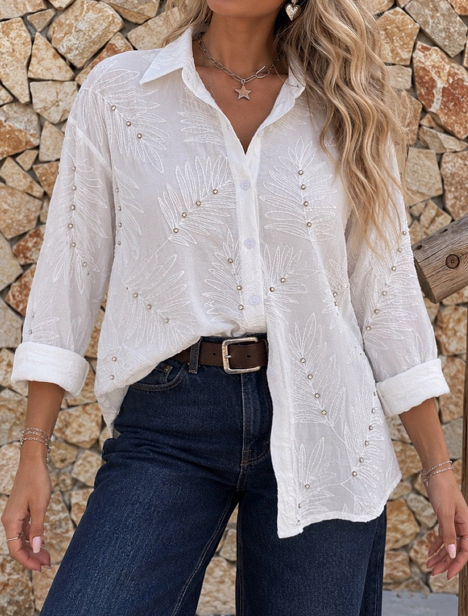 Blusa blanca con bordados y aplicaciones de brillos / Avance de Temporada