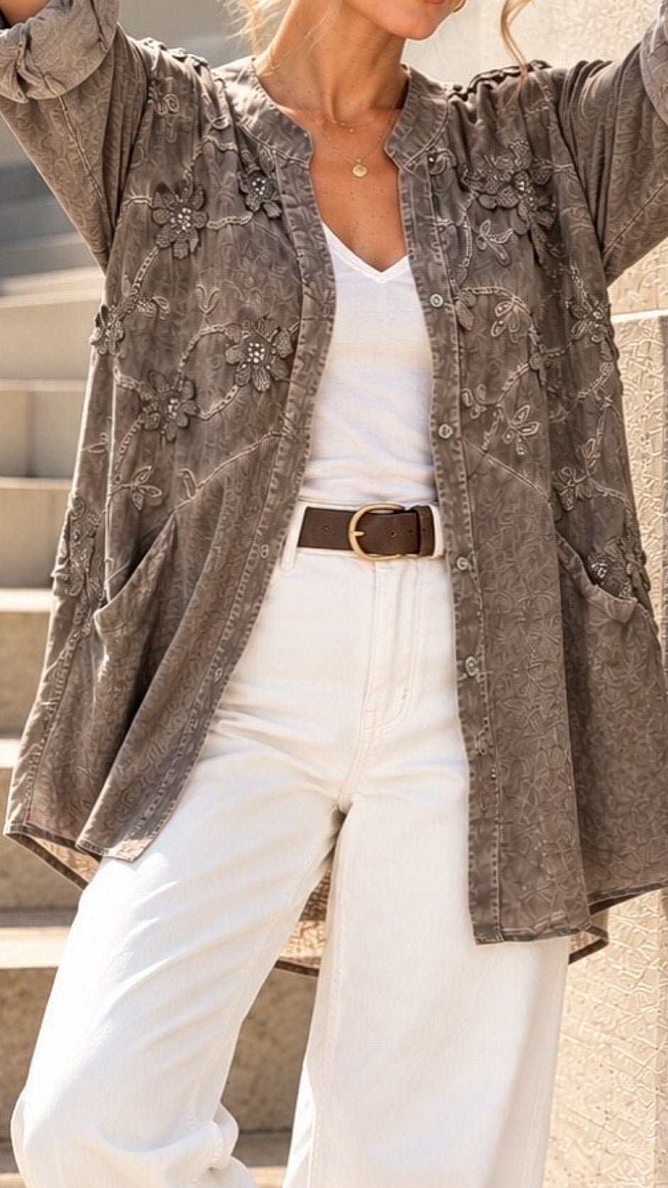 Blusón aplicación flor con bolsillos color taupe / Avance de Temporada